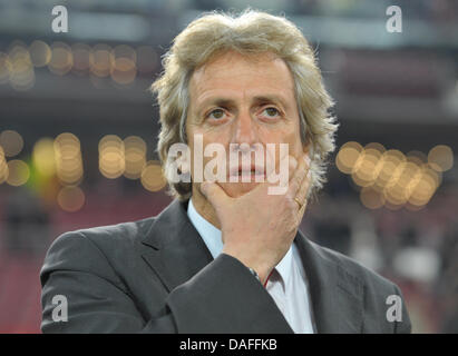 Benfica Trainer Jorge Jesus Gesten während der UEFA Europa League Runde der 32 zweite Bein VfB Stuttgart V Benfica Lissabon in Stuttgart 24. Februar 2011. Benfica gewann das Spiel mit 2: 0 und bewegt sich bis zu 16 gewinnen 4: 1-Gesamtsieg Runde. Foto: Uwe Anspach Stockfoto