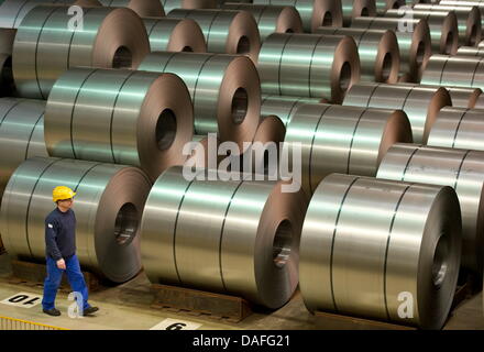 Ein Arbeiter geht letzten 16. Februar 2011 in München, Deutschland, an der ArcelorMittal Verzinkungsanlage Stahlrollen. In München hinarbeiten 2700 Menschen und 200 Auszubildende um Stahlwalzen für die Automobilindustrie zu produzieren. Foto: Patrick Pleul Stockfoto