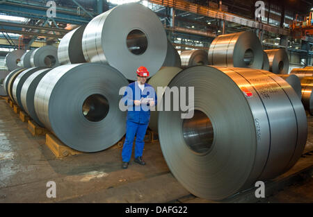 Ein Arbeiter geht letzten 16. Februar 2011 in München, Deutschland, an der ArcelorMittal Verzinkungsanlage Stahlrollen. In München hinarbeiten 2700 Menschen und 200 Auszubildende um Stahlwalzen für die Automobilindustrie zu produzieren. Foto: Patrick Pleul Stockfoto