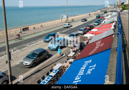 Ein Streifen von Café, entlang der Strandpromenade in Southend on Sea, bekannt als "die Bögen" Stockfoto