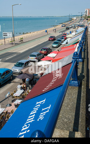 Ein Streifen von Café, entlang der Strandpromenade in Southend on Sea, bekannt als "die Bögen" Stockfoto