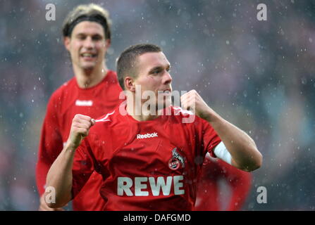 Kölns Lukas Podolski (vorne) jubelt mit Teamkollege Martin Lanig nach seinem 1: 0 Tor während einer deutschen Fußball-Bundesliga match des 1. FC Köln gegen SC Freiburg am RheinEnergieStadion in Köln, 26. Februar 2011. Köln mit 1: 0 gewonnen. Foto: Federico Gambarini Stockfoto