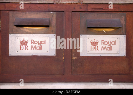 Königliche Post Briefkästen nebeneinander, Petersfield, Hampshire, UK. Stockfoto