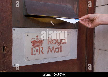 Frau Entsendung ein zweiter Klasse schreiben Hauptpostamt, Petersfield, Hampshire, UK. Stockfoto