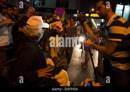 Istanbul, Türkei. 10. Juli 2013. Nächtliche Demonstrationen weiter in Istanbul nach dem Tod von einem 19-jährigen in Eskisehir, Opfer eines brutalen Schläge von regierungstreuen Schlägern und Denial-of-sofortig ärztliche Behandlung im Klinikum Eskisehir. 10. Juli 2013. Foto: Bikem Ekberzade/Alamy Live-Nachrichten Stockfoto