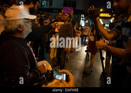 Istanbul, Türkei. 10. Juli 2013. Nächtliche Demonstrationen weiter in Istanbul nach dem Tod von einem 19-jährigen in Eskisehir, Opfer eines brutalen Schläge von regierungstreuen Schlägern und Denial-of-sofortig ärztliche Behandlung im Klinikum Eskisehir. 10. Juli 2013. Foto: Bikem Ekberzade/Alamy Live-Nachrichten Stockfoto