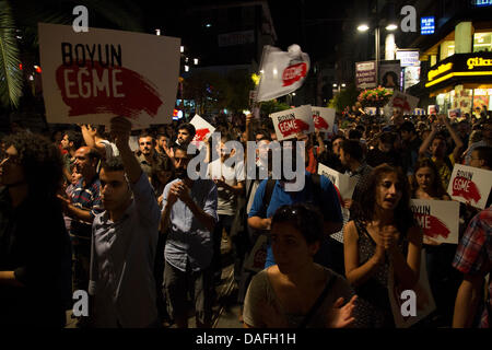 Istanbul, Türkei. 10. Juli 2013. Nächtliche Demonstrationen weiter in Istanbul nach dem Tod von einem 19-jährigen in Eskisehir, Opfer eines brutalen Schläge von regierungstreuen Schlägern und Denial-of-sofortig ärztliche Behandlung im Klinikum Eskisehir. 10. Juli 2013. Foto: Bikem Ekberzade/Alamy Live-Nachrichten Stockfoto