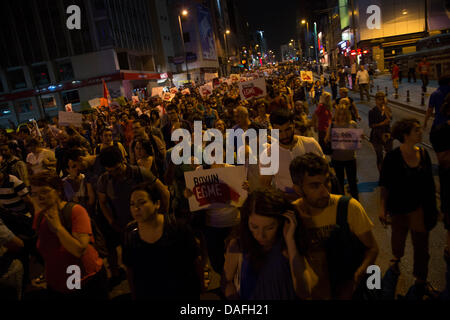 Istanbul, Türkei. 10. Juli 2013. Nächtliche Demonstrationen weiter in Istanbul nach dem Tod von einem 19-jährigen in Eskisehir, Opfer eines brutalen Schläge von regierungstreuen Schlägern und Denial-of-sofortig ärztliche Behandlung im Klinikum Eskisehir. 10. Juli 2013. Foto: Bikem Ekberzade/Alamy Live-Nachrichten Stockfoto