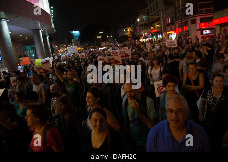 Istanbul, Türkei. 10. Juli 2013. Nächtliche Demonstrationen weiter in Istanbul nach dem Tod von einem 19-jährigen in Eskisehir, Opfer eines brutalen Schläge von regierungstreuen Schlägern und Denial-of-sofortig ärztliche Behandlung im Klinikum Eskisehir. 10. Juli 2013. Foto: Bikem Ekberzade/Alamy Live-Nachrichten Stockfoto