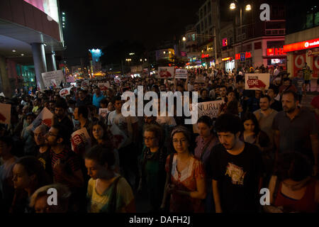 Istanbul, Türkei. 10. Juli 2013. Nächtliche Demonstrationen weiter in Istanbul nach dem Tod von einem 19-jährigen in Eskisehir, Opfer eines brutalen Schläge von regierungstreuen Schlägern und Denial-of-sofortig ärztliche Behandlung im Klinikum Eskisehir. 10. Juli 2013. Foto: Bikem Ekberzade/Alamy Live-Nachrichten Stockfoto