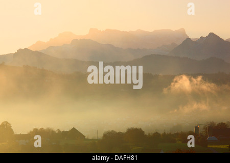 Glaerisch der Glarner Alpen im Morgennebel, Schweiz Stockfoto