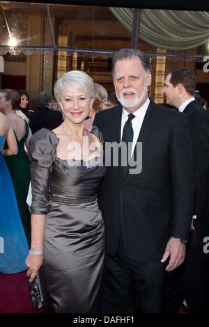 Britische Schauspielerin Helen Mirren und ihr Ehemann Taylor Hackford kommen für die 83. Academy Awards, der Oscar-Verleihung in Los Angeles, USA, 27. Februar 2011. Foto: Hubert Boesl Stockfoto