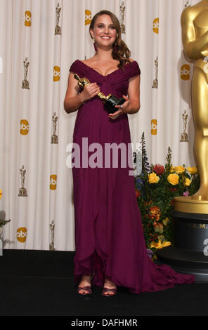 US-Schauspielerin Natalie Portman posiert mit ihren Oscar für "Schauspielerin in einer Hauptrolle" im Drucksaal Foto der 83. Academy Awards, der Oscar-Verleihung im Kodak Theatre in Los Angeles, USA, 27. Februar 2011. Foto: Hubert Boesl Stockfoto