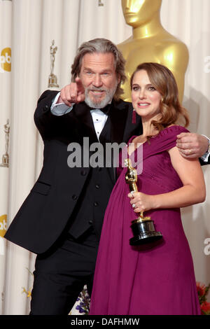 US-Schauspielerin Natalie Portman mit ihren Oscar für "Schauspielerin in einer Hauptrolle posiert" und ihr Laudator U.S.-Schauspieler Jeff Bridges im Drucksaal Foto der 83. Academy Awards, der Oscar-Verleihung im Kodak Theatre in Los Angeles, USA, 27. Februar 2011. Foto: Hubert Boesl Stockfoto