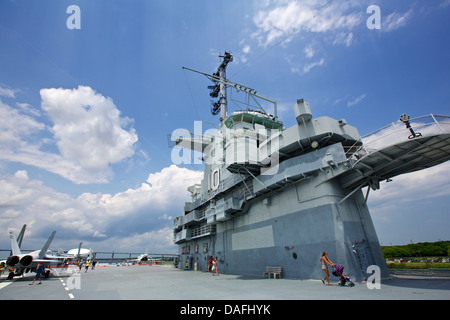 Turm des Flugzeugträgers USS Yorktown angedockt Patriot es Point in Mount Pleasant, South Carolina Stockfoto