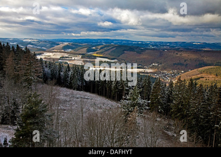 Anzeigen des Sauerlandes eine Dorf Bilstein vom Aussichtsturm Hohe Bracht im Winter, Lennestadt-Bilstein, Sauerland, Nordrhein-Westfalen, Deutschland Stockfoto