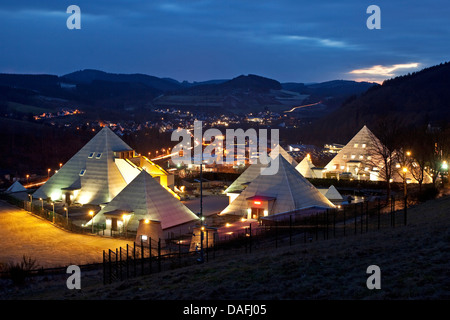 beleuchtete Sauerland Pyramiden mit Dorf Meggen am Abend, Lennestadt-Bilstein, Sauerland, Nordrhein-Westfalen, Deutschland Stockfoto