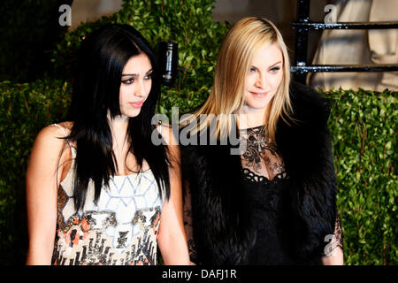 US Popstar Madonna (R) und ihre Tochter Lourdes Leon kommen bei der Vanity Fair Academy Awards Party im Sunset Tower in Los Angeles, USA, 27. Februar 2011. Foto: Hubert Boesl Stockfoto