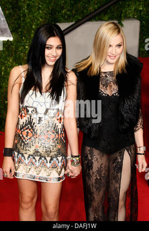 US Popstar Madonna (R) und ihre Tochter Lourdes Leon kommen bei der Vanity Fair Academy Awards Party im Sunset Tower in Los Angeles, USA, 27. Februar 2011. Foto: Hubert Boesl Stockfoto