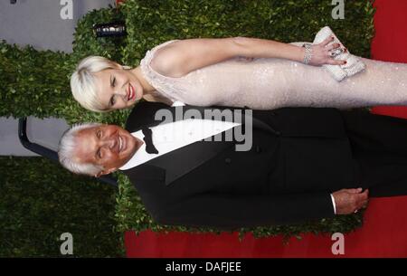 US-Schauspieler George Hamilton und seine Partner deutscher Arzt Barbara Sturm kommen bei der Vanity Fair Oscar Party im Sunset Tower in West Hollywood, Los Angeles, USA, am 27. Februar 2011. Foto: Hubert Boesl Stockfoto