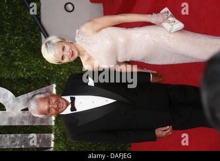 US-Schauspieler George Hamilton und seine Partner deutscher Arzt Barbara Sturm kommen bei der Vanity Fair Oscar Party im Sunset Tower in West Hollywood, Los Angeles, USA, am 27. Februar 2011. Foto: Hubert Boesl Stockfoto