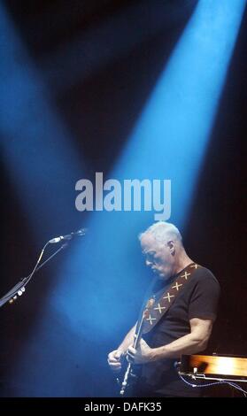 (Dpa-Datei) Ein Datei-Bild datiert 10. März 2006 des englischen Gitarristen und Sängers David Gilmour Durchführung in Dortmund, Deutschland. Gilmour Pink Floyd 1976 trat und führte die Band von 1986 bis 1995, seit dann ist er eine erfolgreiche Solo-Künstler und Gitarrist von großem Einfluß. David Gilmour feiert 65. Geburtstag am 6. März 2011 ist. Foto: Bernd Thissen Stockfoto