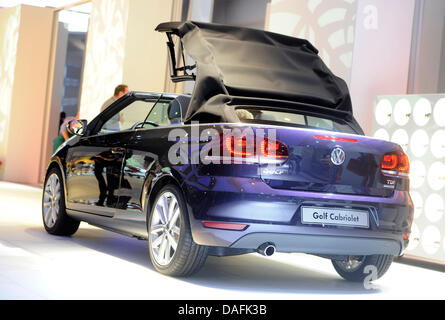 Das neue Volkswagen (VW) Golf Cabrio auf dem Genfer Automobilsalon in Genf, Schweiz, 1. März 2011 präsentiert. Einige 170 Welt und Europa-Premieren sind auf dem 81. Genfer Autosalon vorgestellt, die bis zum 13. März 2011 rund 700.000 Besucher erwartet. Foto: ULI DECK Stockfoto