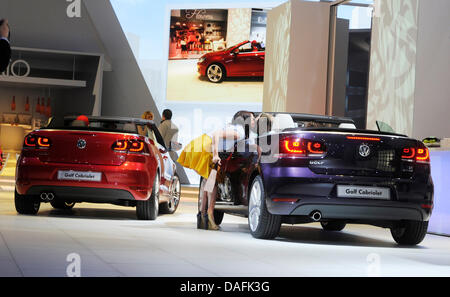 Das neue Volkswagen (VW) Golf Cabrio auf dem Genfer Automobilsalon in Genf, Schweiz, 1. März 2011 präsentiert. Einige 170 Welt und Europa-Premieren sind auf dem 81. Genfer Autosalon vorgestellt, die bis zum 13. März 2011 rund 700.000 Besucher erwartet. Foto: ULI DECK Stockfoto