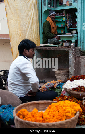 Anbieter verkaufen ihre Produkte im Marktgebiet. Varanasi, Benares, Uttar Pradesh, Indien Stockfoto