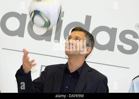 Herbert Hainer, Vorstandsvorsitzender Adidas liefert die Sport-Artikel-Hersteller Bilanz-Pressekonferenz in Herzogenaurach, Deutschland, 2. März 2011. Adidas meldet einen Rekordumsatz, kletterte um 15,5 Prozent auf rund 12 Milliarden Euro. Foto: DANIEL KARMANN Stockfoto
