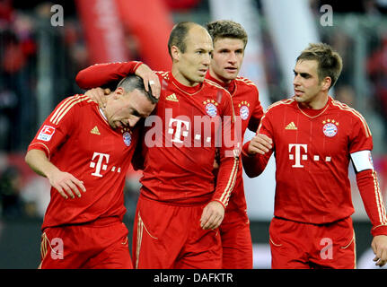 Münchens Franck Ribery (L-R), Arjen Robben, Philipp Lahm und Thomas Mueller feiern während der deutschen Bundesliga-Fußballspiel FC Bayern Munchen Vs SV Werder Bremen im Allianz Arena in München, 3. Dezember 2011. Foto: Andreas Gebert Stockfoto