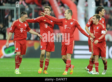 Münchens Franck Ribery (L-R), Thomas Mueller, Mario Gomez, Arjen Robben und Philipp Lahm feiern in der deutschen Bundesliga-Fußballspiel FC Bayern Munchen Vs SV Werder Bremen im Allianz Arena in München, 3. Dezember 2011. Foto: Andreas Gebert Stockfoto