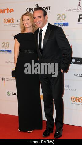 Französischen Schauspieler Jean Dujardin und seine Frau Alexandra Lamy (L) besuchen den 24. Europäischen Filmpreis am Veranstaltungsort Tempodrom in Berlin, Deutschland, 3. Dezember 2011. Die Auszeichnung gilt als "Europäischer Oscar" und erhält dafür jährlich in europäischen Hauptstädten. Foto: Britta Pedersen Stockfoto