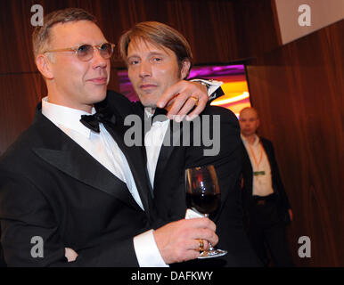 Schwedischer Schauspieler Mikael Persbrandt (L) und der dänische Schauspieler Mads Mikkelsen besuchen den 24. Europäischen Filmpreis am Veranstaltungsort Tempodrom in Berlin, Deutschland, 3. Dezember 2011. Die Auszeichnung gilt als "Europäischer Oscar" und erhält dafür jährlich in europäischen Hauptstädten. Foto: Britta Pedersen Stockfoto