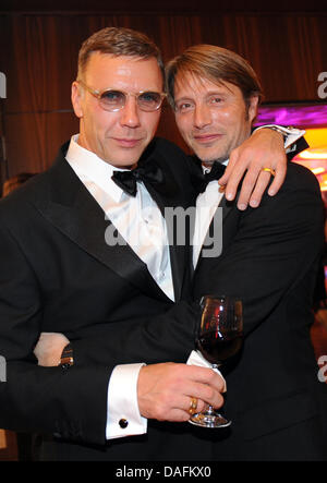 Schwedischer Schauspieler Mikael Persbrandt (L) und der dänische Schauspieler Mads Mikkelsen besuchen den 24. Europäischen Filmpreis am Veranstaltungsort Tempodrom in Berlin, Deutschland, 3. Dezember 2011. Die Auszeichnung gilt als "Europäischer Oscar" und erhält dafür jährlich in europäischen Hauptstädten. Foto: Britta Pedersen Stockfoto