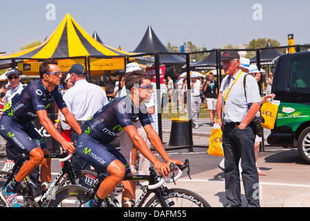 Tours, Frankreich. 2. Juli 2013. DAFM55: Jonathan Castroviejo Nicolas Ruben Plaza Molina aus dem Team Movistar Aufwärmen und zu Beginn der Etappe der Tour de France 2013 in Tours, Frankreich, 13 auf Kredit-Freitag, 12. Juli 2013: Julian Elliott/Alamy Live News Stockfoto