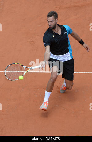 Stuttgart, Deutschland. 12. Juli 2013. Französischer Tennisspieler Benoit Paire spielt den Ball während des Quartals final gegen Hanescu aus Rumänien beim ATP Turnier in Stuttgart, Deutschland, 12. Juli 2013. Foto: MARIJAN MURAT/Dpa/Alamy Live News Stockfoto