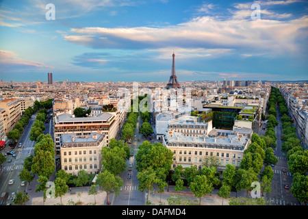 Blick von der Dachterrasse auf dem Eiffelturm, Arc de Triomphe. Sonnenschein, blauer Himmel. Tour Eiffel Stockfoto
