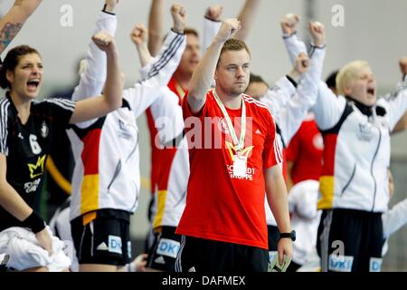 Deutschlands Bundestrainer Heine Jensen (C) und seine Bank, die Spieler während der Frauen Handball-Meisterschaft feiern Spiel Deutschland Vs Montenegro in Santos, Brasilien, 4. Dezember 2011. Foto: Sascha Klahn Stockfoto