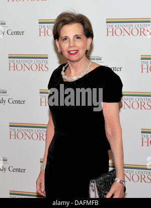 Adrienne Arsht kommt für die formale Künstlerin Abendessen zu Ehren der Empfänger von der 2011 Kennedy Center Honors hosted by United States Secretary Of State Hillary Rodham Clinton im US-Außenministerium in Washington, D.C. am Samstag, 3. Dezember 2011. Bildnachweis: Ron Sachs / CNP Stockfoto