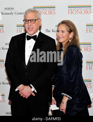 David M. Rubenstein, Vorsitzender, John F. Kennedy Center for the Performing Arts und Mitbegründer der Carlyle Group, und seine Frau, Alice, kommen für die formale Künstlerin Abendessen zu Ehren der Empfänger von der 2011 Kennedy Center Honors hosted by United States Secretary Of State Hillary Rodham Clinton im US-Außenministerium in Washington, D.C. am Samstag, 3. Dezember 2011.  CR Stockfoto