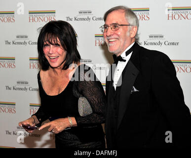 Michelle Lee und Fred Rappaport teilen einen lachen Eintreffen des Künstlers formalen Abendessen zu Ehren der Empfänger von der 2011 Kennedy Center Honors hosted by United States Secretary Of State Hillary Rodham Clinton im US-Außenministerium in Washington, D.C. am Samstag, 3. Dezember 2011. Bildnachweis: Ron Sachs / CNP Stockfoto