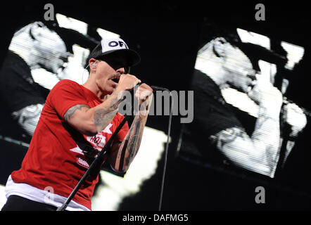 Sänger Anthony Kiedis der US-Band Red Hot Chili Peppers führt auf der Bühne der O2 World in Berlin, Deutschland, 4. Dezember 2011. Die Band präsentierte ihr neuen Album "I 'm With You". Foto: Britta Pedersen / redaktionelle Nutzung nur Stockfoto