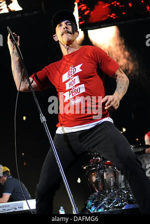 Sänger Anthony Kiedis der US-Band Red Hot Chili Peppers führt auf der Bühne der O2 World in Berlin, Deutschland, 4. Dezember 2011. Die Band präsentierte ihr neuen Album "I 'm With You". Foto: Britta Pedersen / redaktionelle Nutzung nur Stockfoto