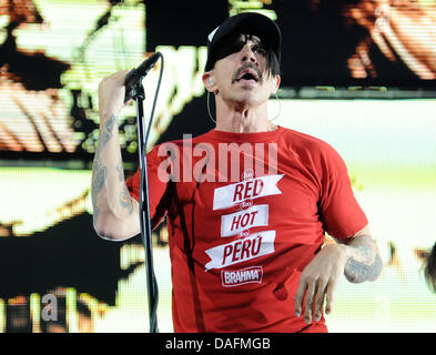 Sänger Anthony Kiedis der US-Band Red Hot Chili Peppers führt auf der Bühne der O2 World in Berlin, Deutschland, 4. Dezember 2011. Die Band präsentierte ihr neuen Album "I 'm With You". Foto: Britta Pedersen / redaktionelle Nutzung nur Stockfoto