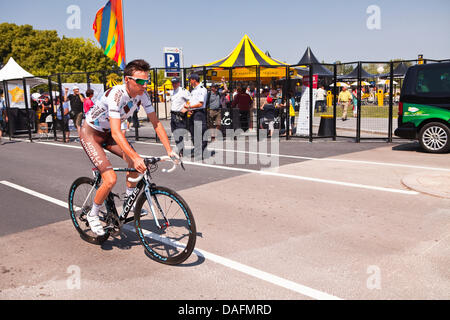 Tours, Frankreich. 2. Juli 2013. Romain Bardet des Teams AG2R La Mondiale erwärmt sich zu Beginn der Etappe 13 von der Tour de France 2013 in Tours, Frankreich, auf Kredit-Freitag, 12. Juli 2013: Julian Elliott/Alamy Live News Stockfoto