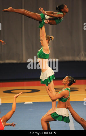 CAPE TOWN, SOUTH AFRICA - Freitag, 12. Juli 2013, Mitglieder des Goldenen Löwen Gymnastik in Johannesburg führen während der FIG (Federation Internationale De Gymnastique) 2. World Gym for Life Challenge im CTICC (Cape Town International Convention Centre) stattfinden. Die Veranstaltung ist vom 11. bis 13. Juli. Foto von Roger Sedres/ImageSA/Alamy Live-Nachrichten Stockfoto