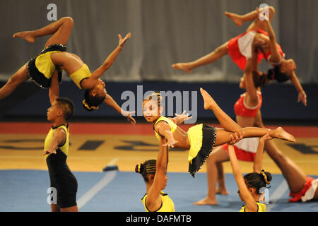 CAPE TOWN, SOUTH AFRICA - Freitag, 12. Juli 2013, Mitglieder des Goldenen Löwen Gymnastik in Johannesburg führen während der FIG (Federation Internationale De Gymnastique) 2. World Gym for Life Challenge im CTICC (Cape Town International Convention Centre) stattfinden. Die Veranstaltung ist vom 11. bis 13. Juli. Foto von Roger Sedres/ImageSA/Alamy Live-Nachrichten Stockfoto