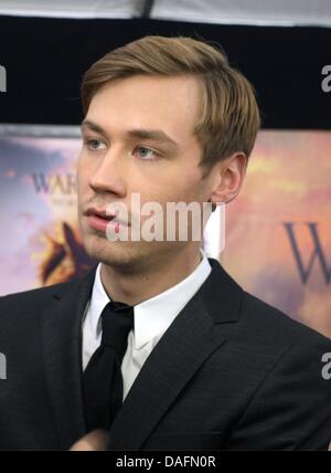 Deutscher Schauspieler David Kross kommt für die Premiere seines zweiten US-Film "War Horse" in New York, USA, 4. Dezember 2011. InSteven Spielberg "War Horse", Kross spielt einem deutschen Soldat, der die Front im ersten Weltkrieg zur sicheren flüchtet, sein jüngeren Bruder. Das Drama über einen jungen Mann und seinem Pferd wird in Deutschland am 16. Februar 2012 premiere. Foto: Gisela Ostwald Stockfoto