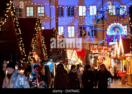 Menschen schlendern über den Weihnachtsmarkt in Rostock, Deutschland, 5. Dezember 2011. Laut Veranstalter ist der Markt der größte in Norddeutschland. 250 Verkäufer aus 14 Bundesländern und Polen, den Niederlanden und Finnland sind verantwortlich für die weihnachtliche Atmosphäre. Foto: Robert Schlesinger Stockfoto